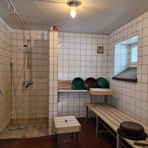 Pesuhuone, kellarikrs