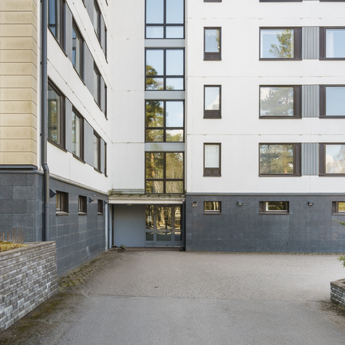 Sisäänkäynnissä on ovikoodi.