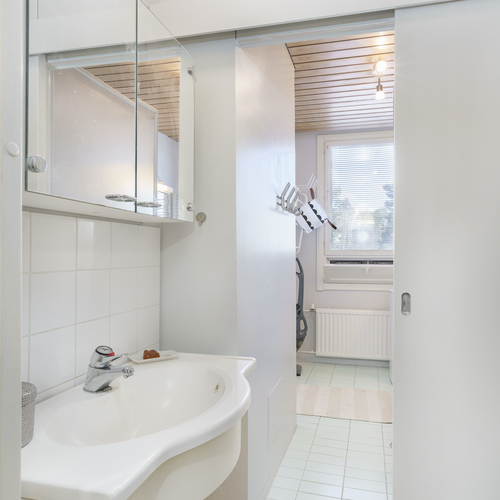 Wc:n ja kph:n välillä on liukuovi.