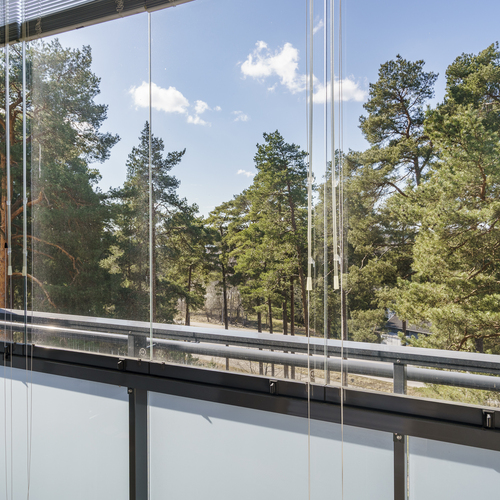 Lasitettu lounaisparveke