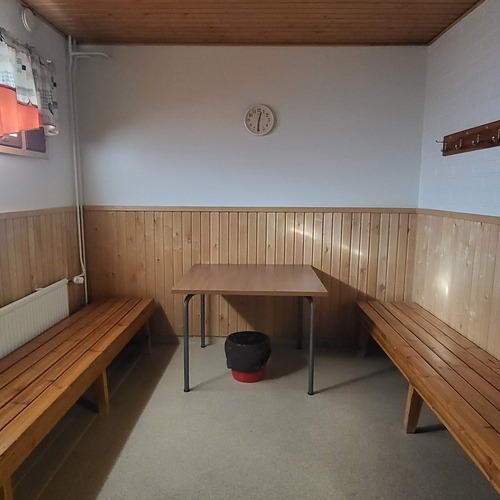 Taloyhtiön saunan pukuhuone