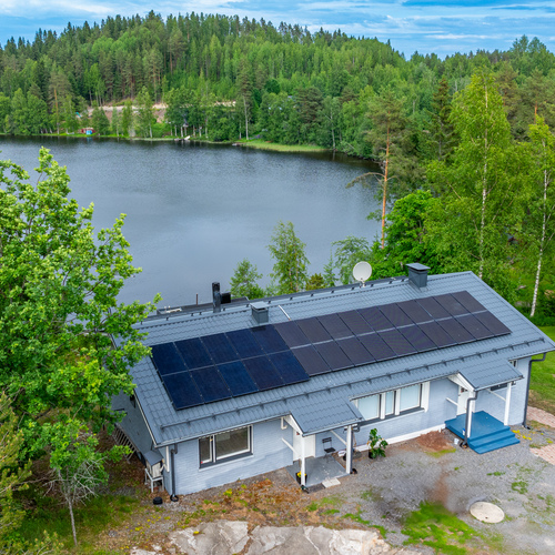 Juuri asennetut aurinkopanelit
