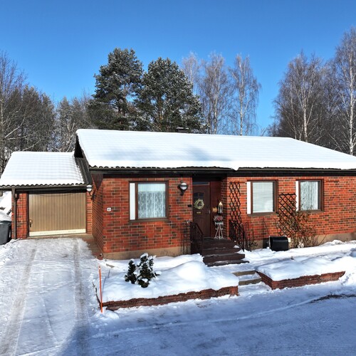 Omakotitalo, Pihlajatie 15, Loviisa, Antinkylä, 4h, k+kph+s+takkah+wc+vh, Pannuhuone, autotalli + työhuone/varasto, 118,00 m², 142 000,00 €