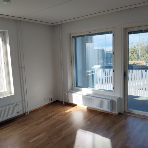 Huoneessa kaksi ikkunaa kulmittain