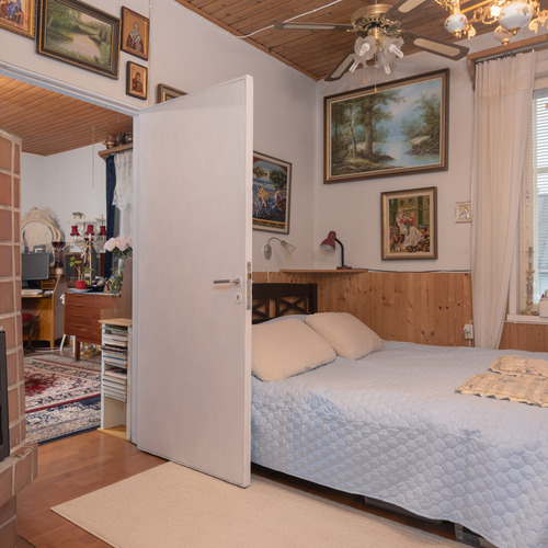 Alakertaa, makuuhuone