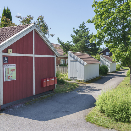 Tässä katoksessa autopaikka