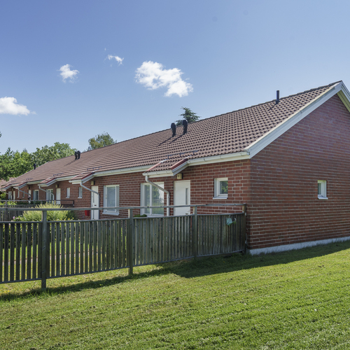 Talo naapurin tontilta kuvattuna