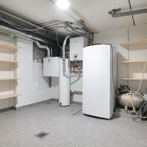 Tekninentila/varastotila alakerrassa