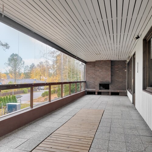 parvekkeella avotakka