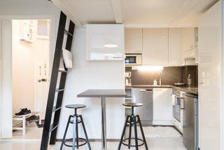 Eteinen, keittokomero ja portaat parvelle