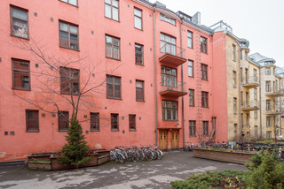 Sisäpihalla on puita ja pensaita