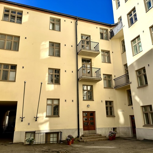 sisäpihan sisäänkäynti rappukäytävään/toinen sisäänkäynti