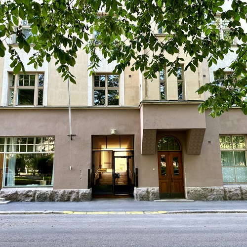 sisäänkäynti kadulta taloyhtiön pihalle