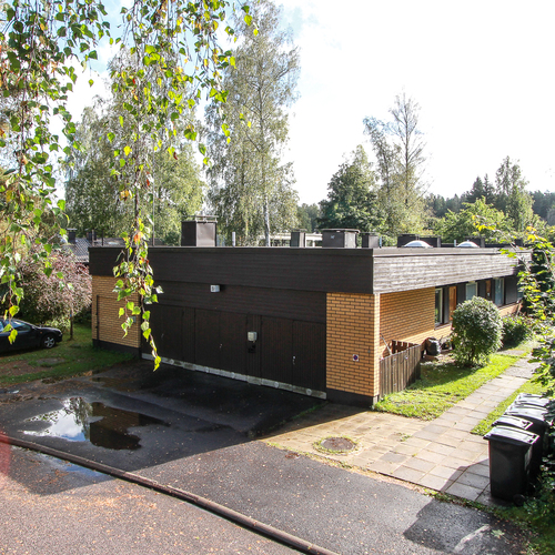 huoneistolle kuuluu autotalli