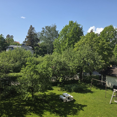 Näkymä keittiöstä vehreälle omalle pihalle