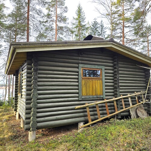 Erillinen mökki.