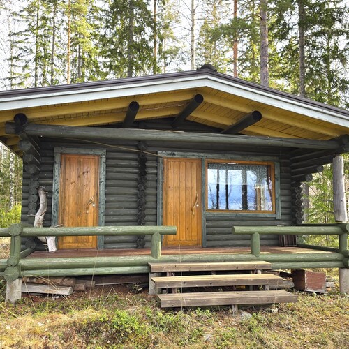 Erillinen mökki.