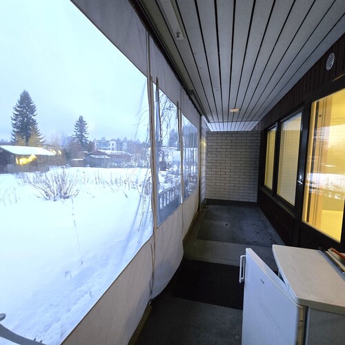 Koko huoneiston levyinen terassi.