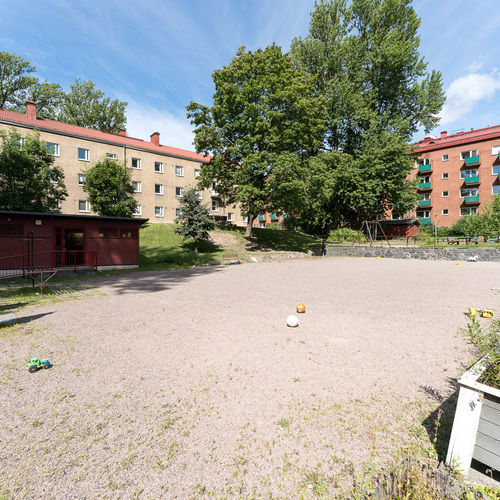 Yhtiöllä on oma hiekkakenttä