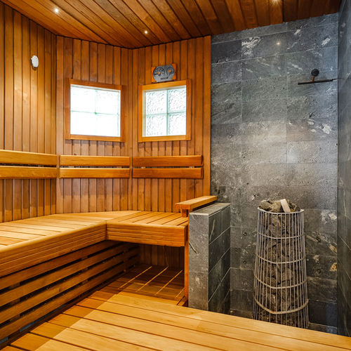 Sauna jossa sähkökiuas, varaus puukiukaalle