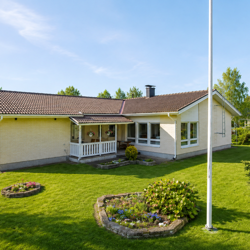 Omakotitalo, Korpitie 17, Riihimäki, Koivuranta, 4 h, k, th, khh, 2 kph/wc, vh, at, ak, var, piharakennus, leikkimökki, 154 m², 264 000 €