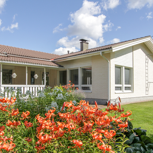 Omakotitalo, Korpitie 17, Riihimäki, Koivuranta, 4 h, k, th, khh, 2 kph/wc, vh, at, ak, var, piharakennus, leikkimökki, 154 m², 264 000 €