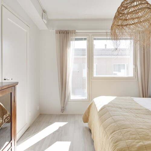 Yläkerran MH, jossa vaatehuone