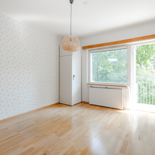 Makuuhuone, näkymä suojaisalle sisäpihalle