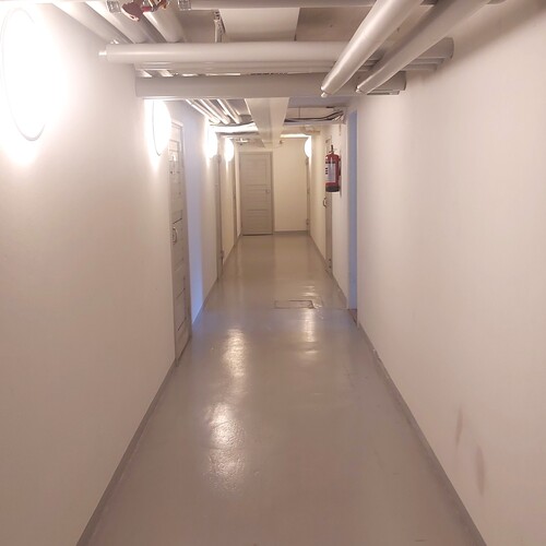 Alakerran käytävä