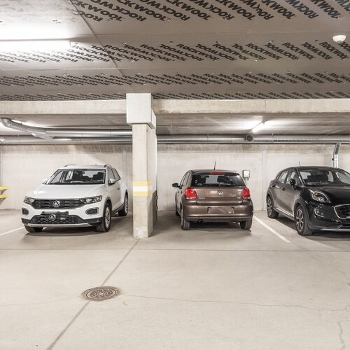 autohallipaikka lähellä sisäänkäyntiä