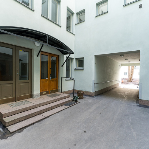 Sisäänkäynti A-portaaseen