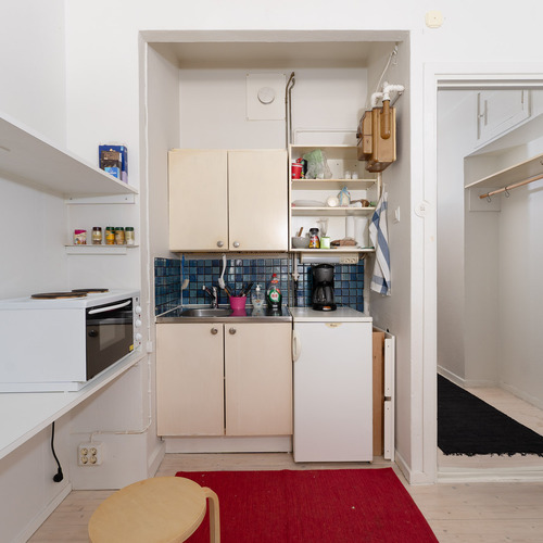 Keittokomeroon ja eteiseen päin