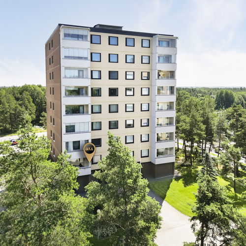 Julkisivu asunnon parvekkeen ja lännen puolelta