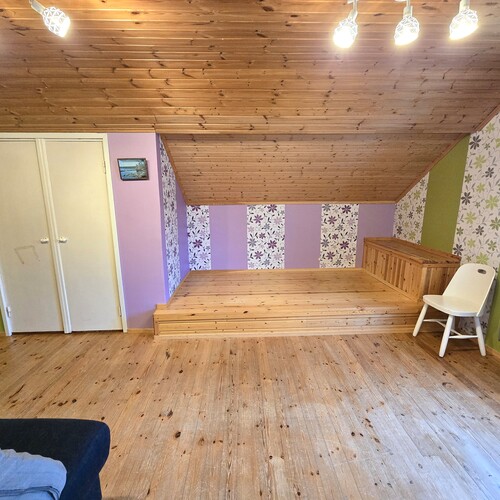 Yläkerran makuuhuone.