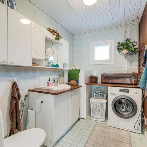 Uskjärventie 143 - päärakennuksen wc/khh