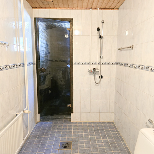 Kylpyhuoneessa kuvasta poiketen nykyään myös suihkuseinä!