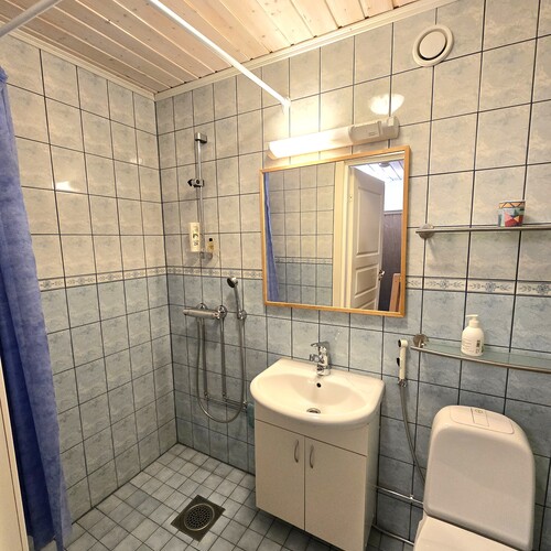 Yläkerran kylpyhuone/wc.