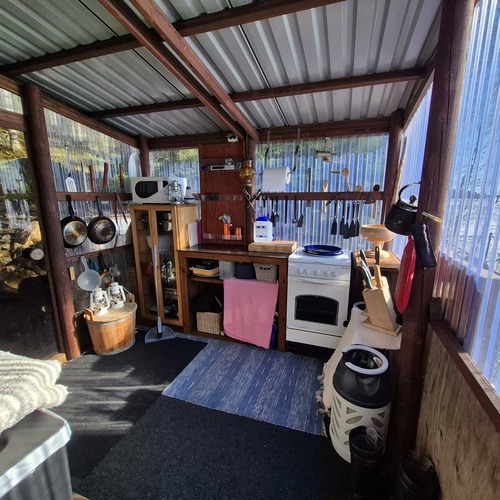 Mökin yhteydessä oleva kesäkeittiö