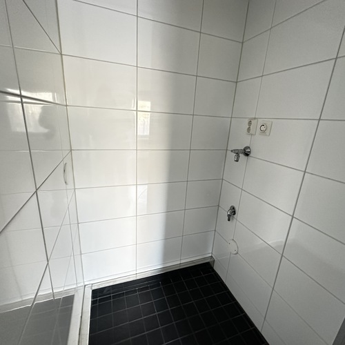 Toisessa makuuhuoneessa kaapistojen takana erillinen tila pyykinpesukoneelle