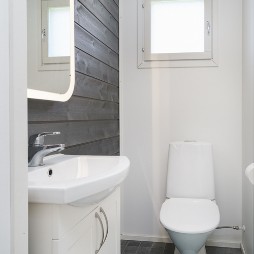 Erillinen ikkunallinen wc