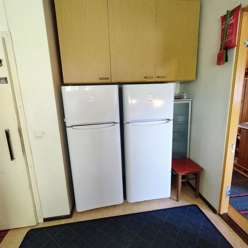 2 jenkkikaappia keittiössä