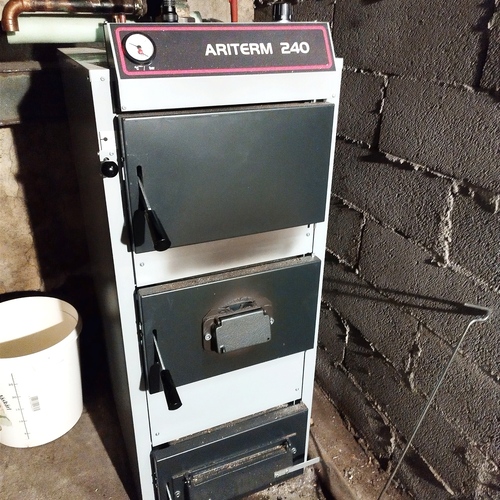 Puulämmityskattila alakerrassa