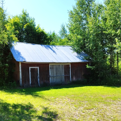 Varastorakennus tien toisella puolella