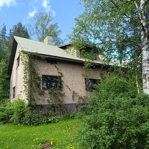 Omakotitalo, Laaksokatu 8, Riihimäki, Harjukylä, Asuinkerros alakerta: 4 h, k, wc
Yläkerta: 2 h, k, wc, ullakkotilat
Kellarissa varastotilaa, kosteat tilat., 114 m², 59 000 €