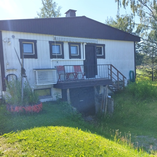 Autotalliin alakerrassa käynti talon päädystä