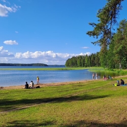 Vain parin minuutin kävelymatka läheiselle Huhtiniemen uimarannalle ja venesatamaan.