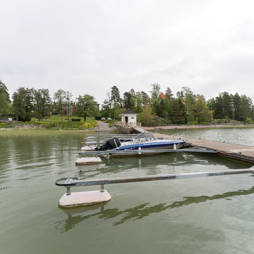 Laiturilta rannan suuntaan