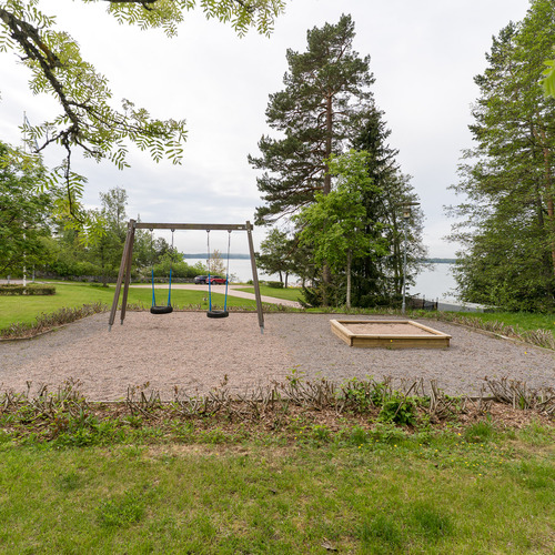 Isolla yhteisellä piha-alueella on myös leikkipaikka