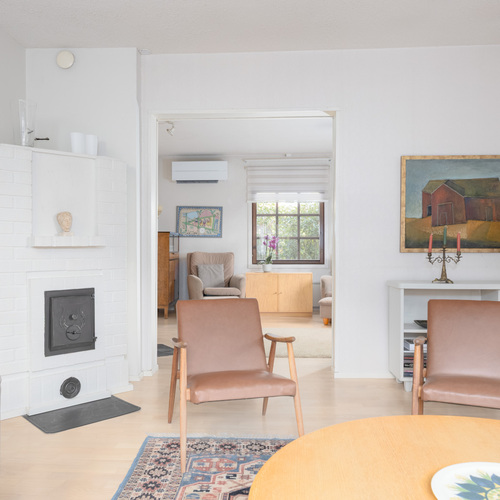 toinen varaava takka oleskelutiloissa