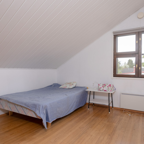 yläkerrassa kolme makuuhuonetta